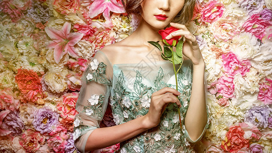 玫瑰花丛花丛中的美女背景