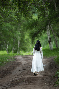 白桦林里穿着白裙女孩美丽的背影图片