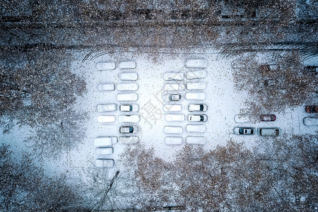 大雪停车场图片