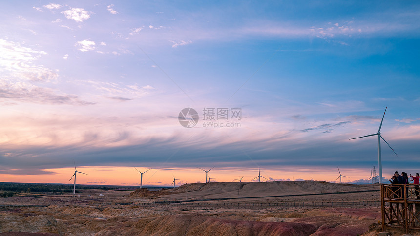新疆五彩滩风车图片