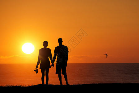 情侣在散步夕阳情侣剪影设计图片