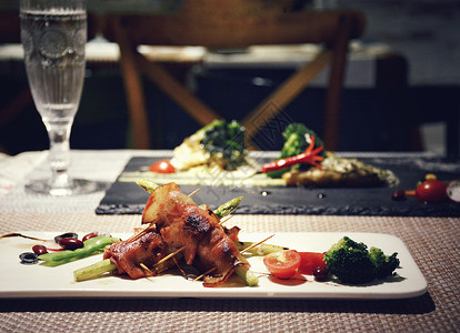 干净餐具刀叉和葡萄酒美食摄影背景