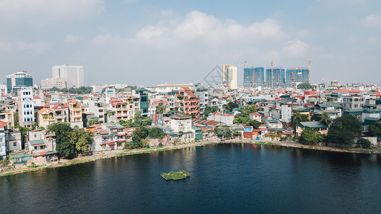 不同的角度航拍越南首都的湖边建筑背景