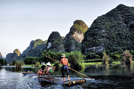 桂林山水间竹筏漂流高清图片
