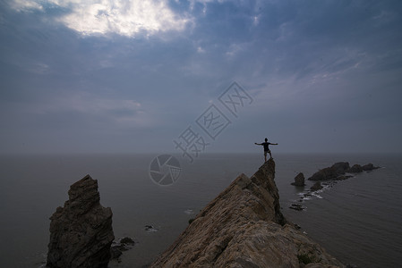 等待归来海边孤独人影背景