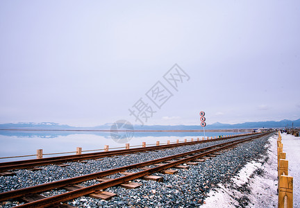 茶卡盐湖铁路图片