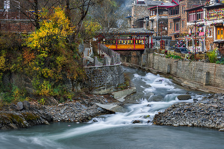西索村的小桥流水与川西藏族民居高清图片