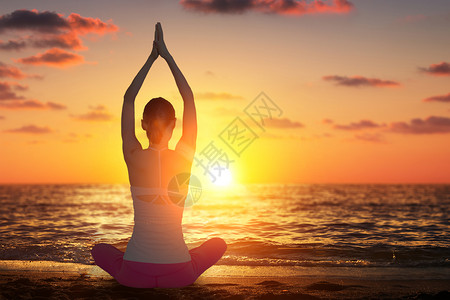 沙滩瑜伽练瑜伽的女性设计图片