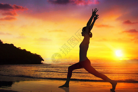 美女瑜伽健身海边做瑜伽运动设计图片