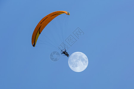 天上的月亮滑翔伞运动背景