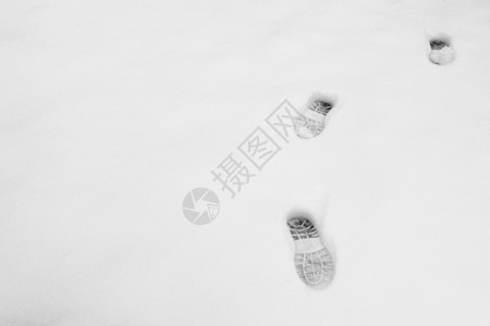 雪景脚印图片