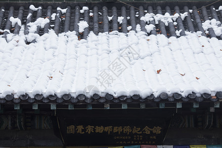 冬天里下雪后的古建筑背景图片