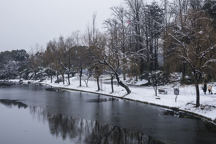 下雪后的湖泊古建筑图片