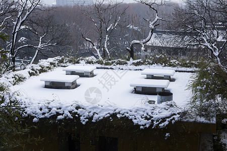 冬天里下雪后的古建筑背景图片