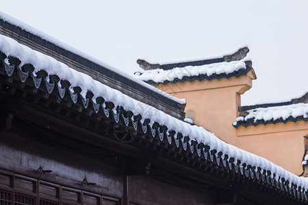 冬天里下雪后的古建筑背景图片