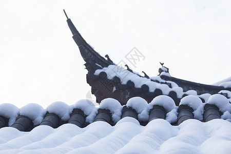 冬天里下雪后的古建筑背景图片