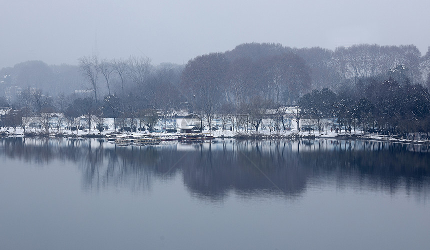 下雪后的湖泊古建筑图片