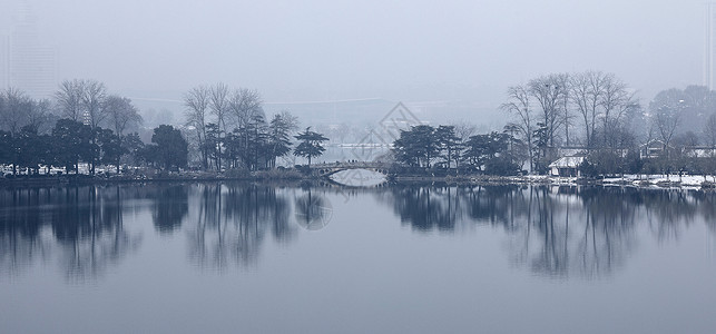 冬天湖泊跟桥下雪后的湖泊古建筑背景
