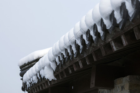 冬天里下雪后的古建筑背景图片