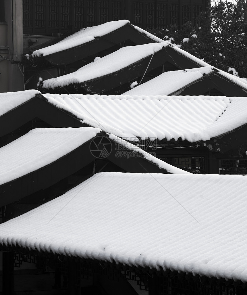 冬天里下雪后的古建筑图片