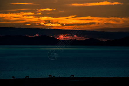 湖边的日落晚霞高清图片
