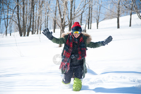 雪地玩耍玩雪的女孩背景