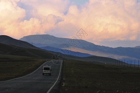 大美山河云海新疆巴音布鲁克雨后公路红云背景