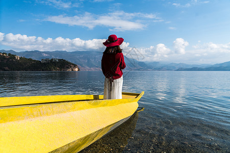 沉思扫描的泸沽湖红衣少女背景