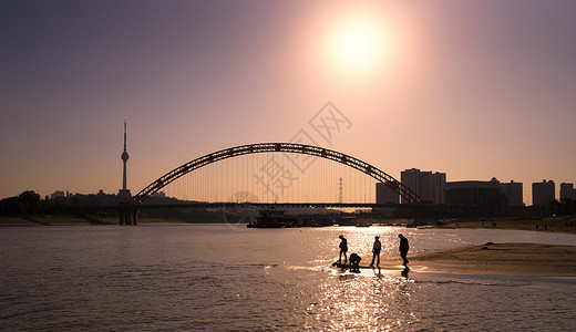 晴川桥下江边玩耍的人们图片