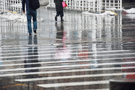 雨天行人斑马线高清图片