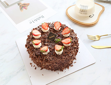 草莓巧克力黑森林生日蛋糕高清图片