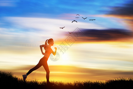 夕阳下的草地黄昏下跑步的女性设计图片
