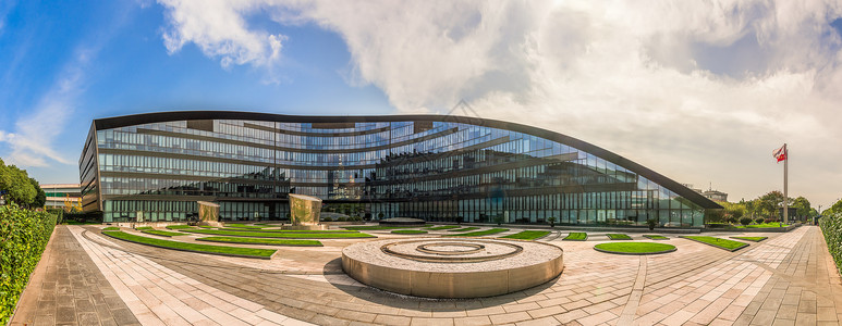 白云学校素材蓝天白云下的现代玻璃建筑全景片背景