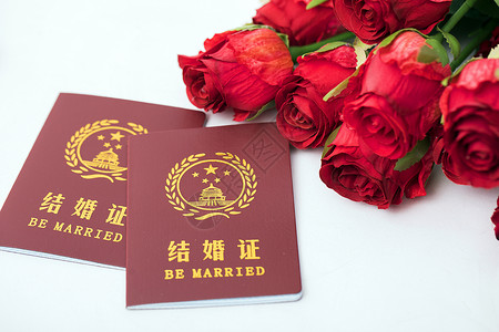 纪念日图片鲜花前的结婚证背景