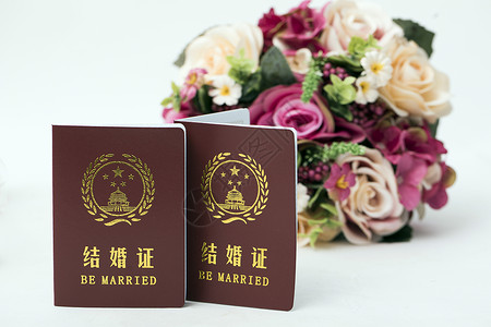 出入境证件鲜花前的结婚证背景