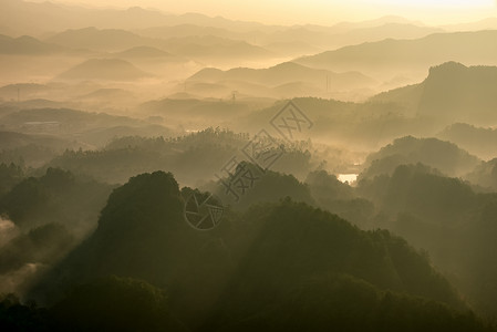 丹霞山风景山间晨雾背景