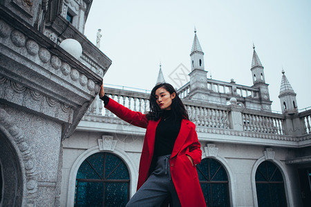 大衣邮件城堡里穿红色外套的美女背景