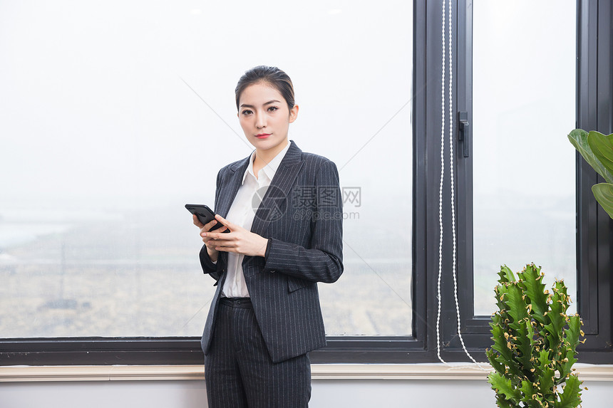 窗前干练的商务女士图片