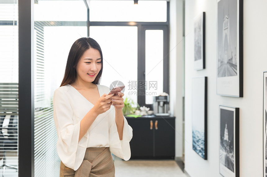 咖啡间用手机的职业女性图片