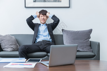 抱头的男人痛苦抱头的商务男士背景