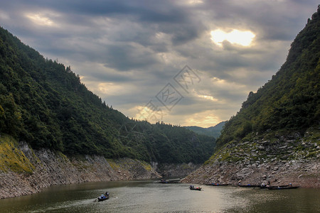 蜿蜒长江三峡游轮旅游背景