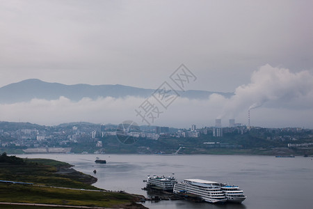 长江三峡游船宜昌长江三峡游轮启航背景