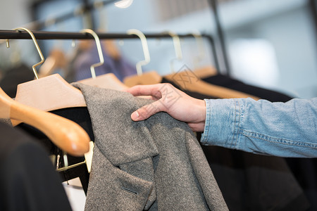 shopping帅气男性购物试衣服背景