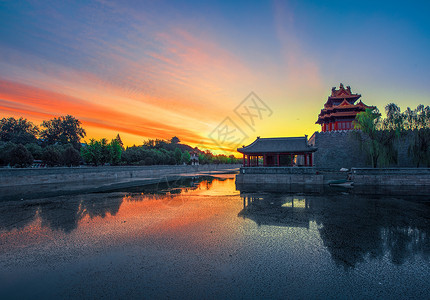 中国风黄色日出时分的故宫角楼与护城河背景