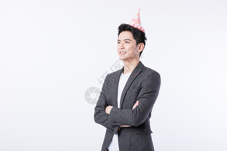头戴生日帽开心的年轻男士背景图片