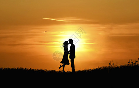 一对夫妇日落夕阳下情侣剪影设计图片