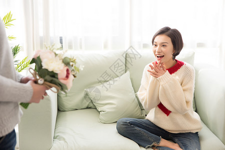 年轻男士情人节给女友送鲜花高清图片