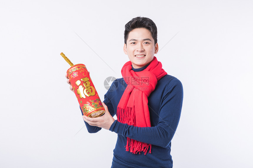 手拿新年挂饰的新年男性人像图片