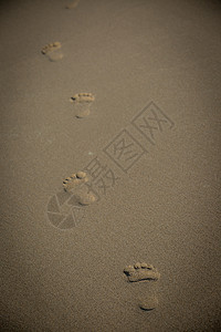 一步步沙滩上的脚印背景