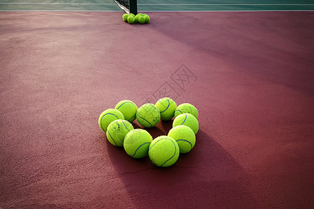 体育场上准备训练和比赛的网球高清图片